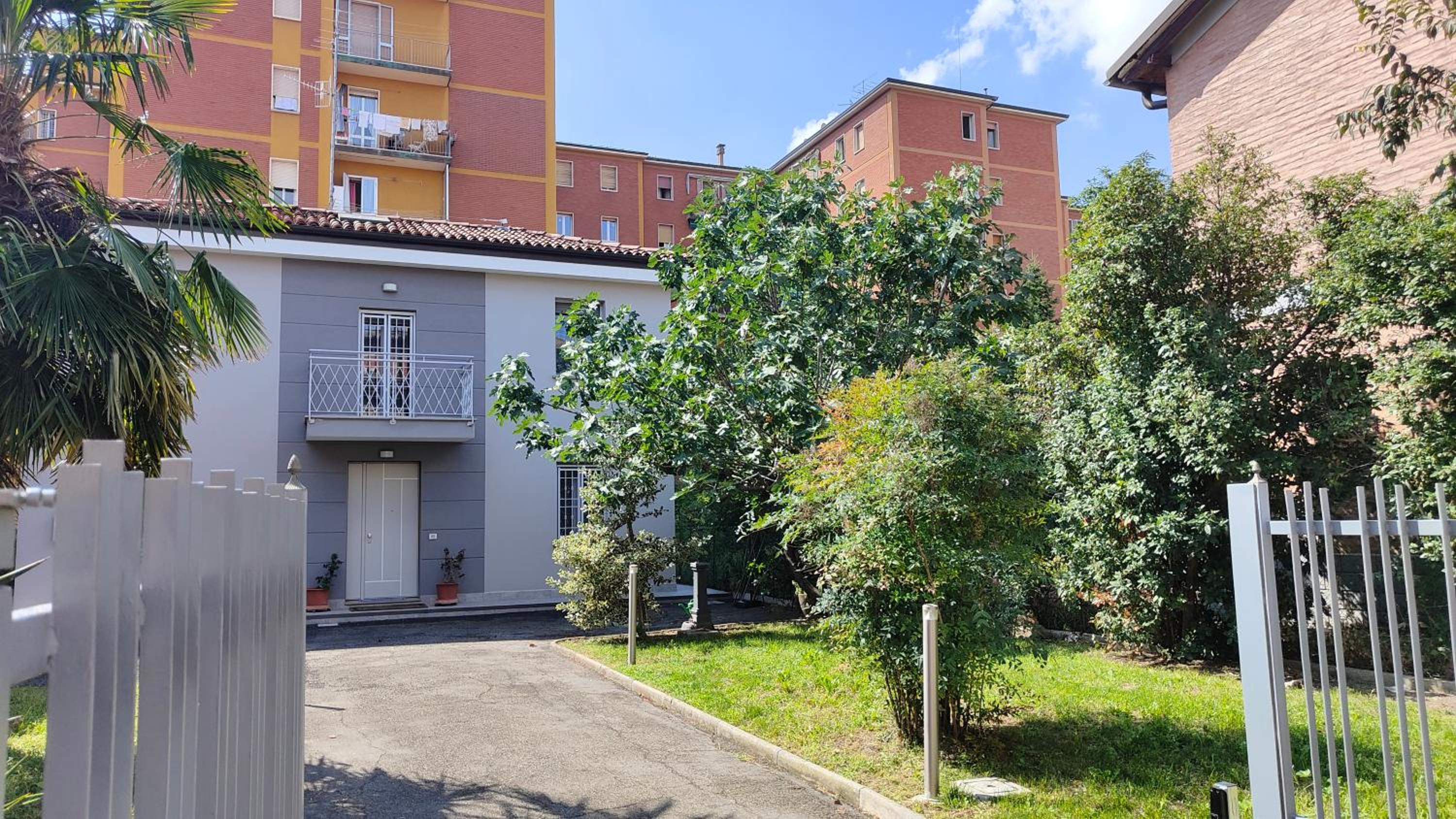 Grigio Perla Panigale, villetta esclusiva con giardino, 3 camere, parcheggio privato fino 3 posti auto - Un oasi di tranquillità - Vicina all'Aeroporto, Un view 2