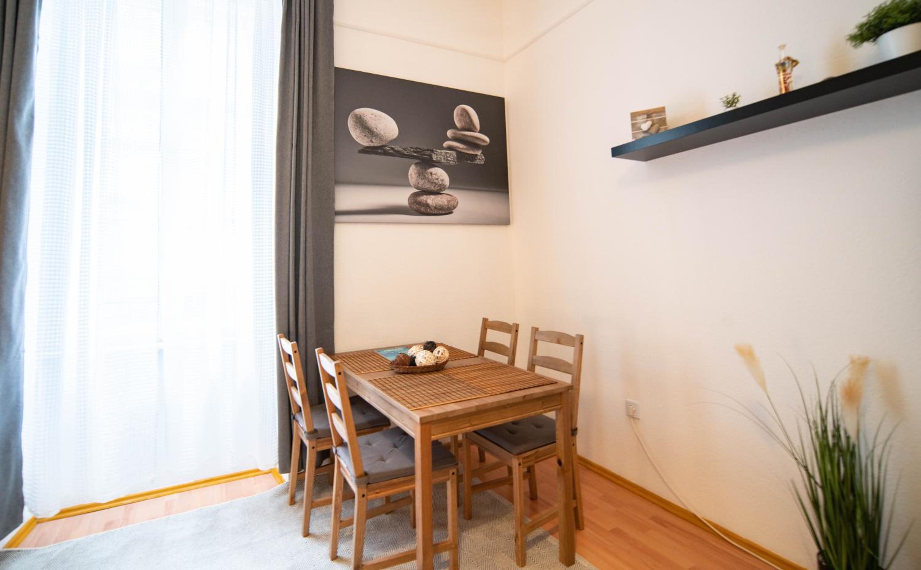 Free Parking Charlie's Residence - 2sep room, AC, Fast WiFi, TV view 3