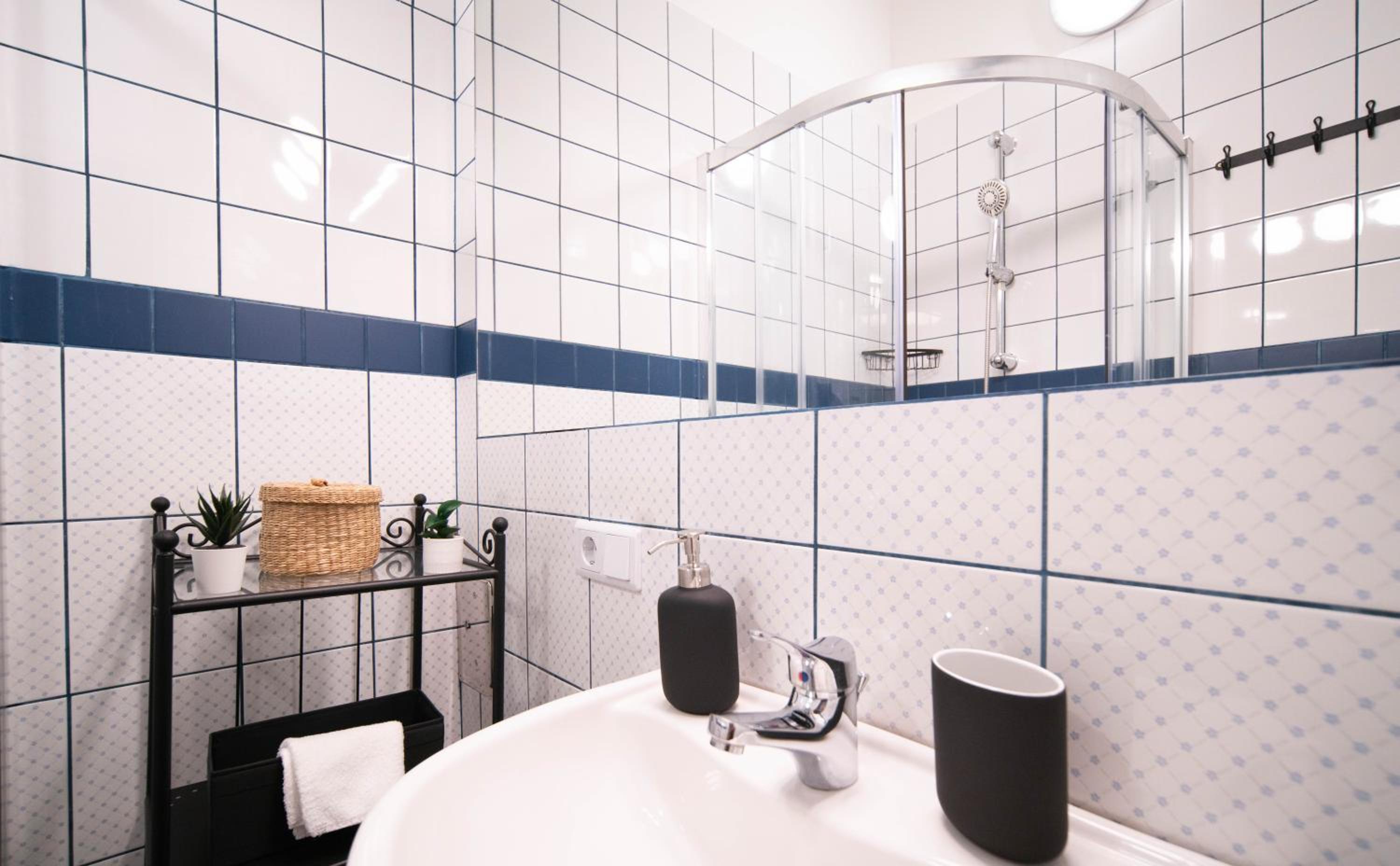 Free Parking Charlie's Residence - 2sep room, AC, Fast WiFi, TV view 4