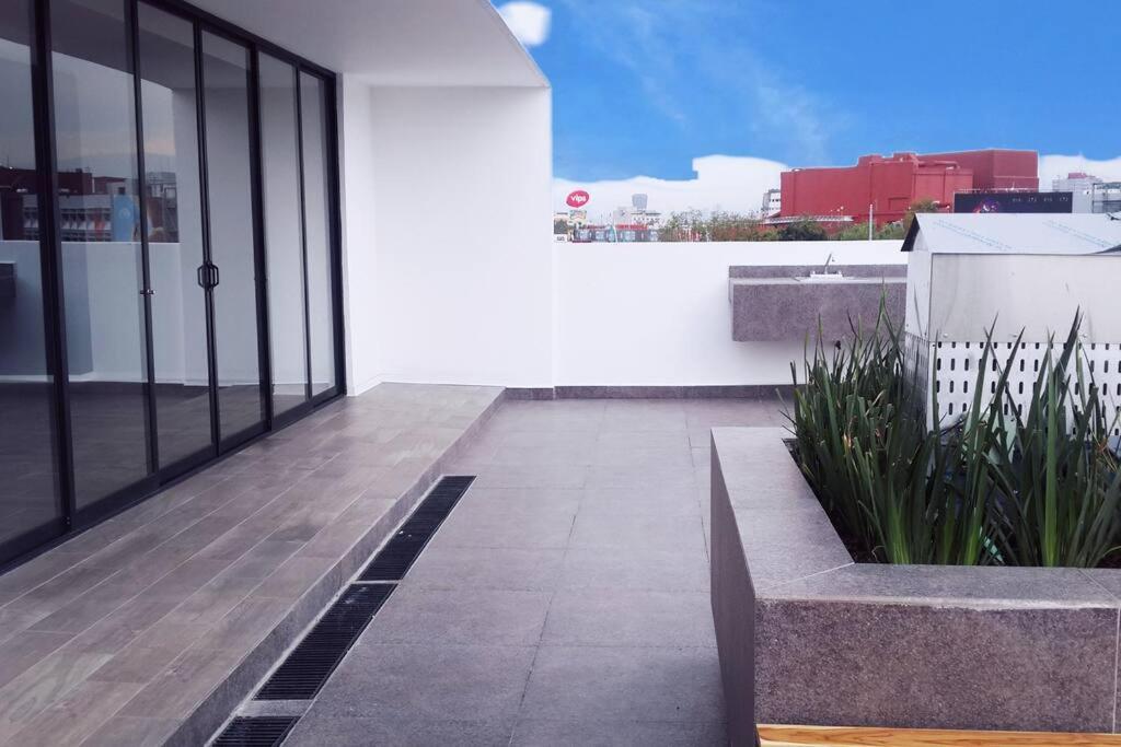 Secure, central and quiet apartment work or travel view 3