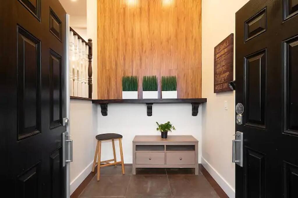 Westside Pool Home-8 min to Downtown, Yard Parking