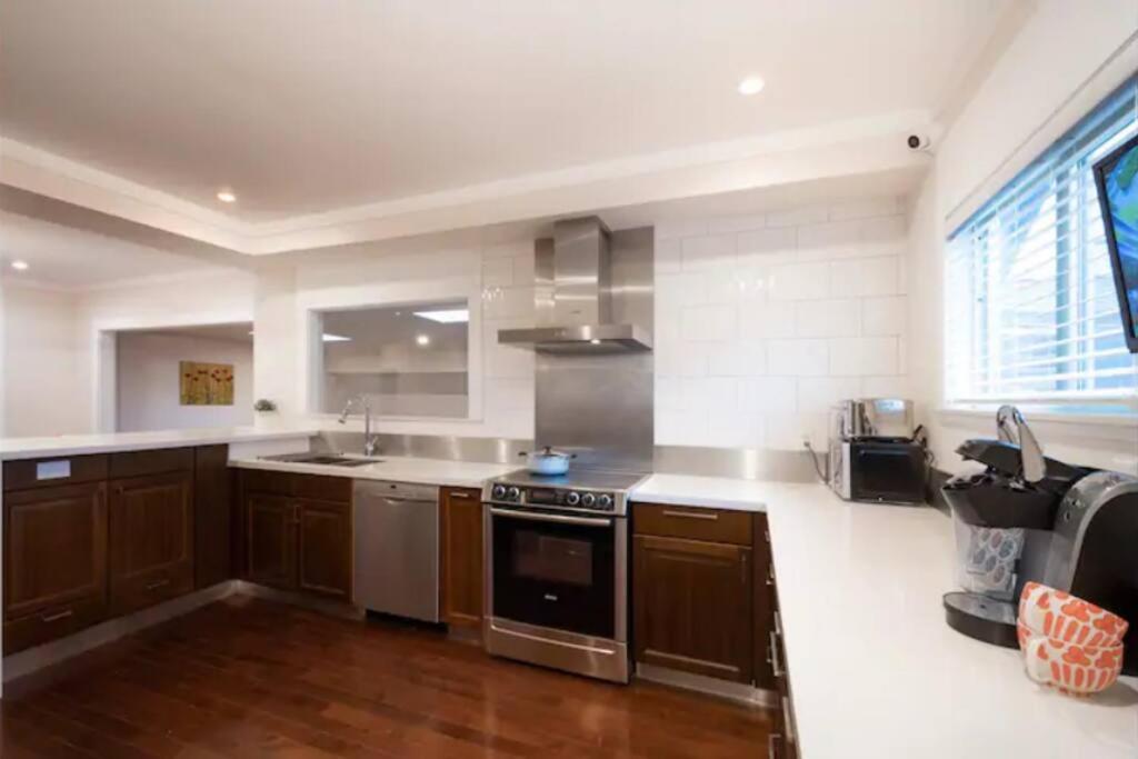 Westside Pool Home-8 min to Downtown, Yard Parking