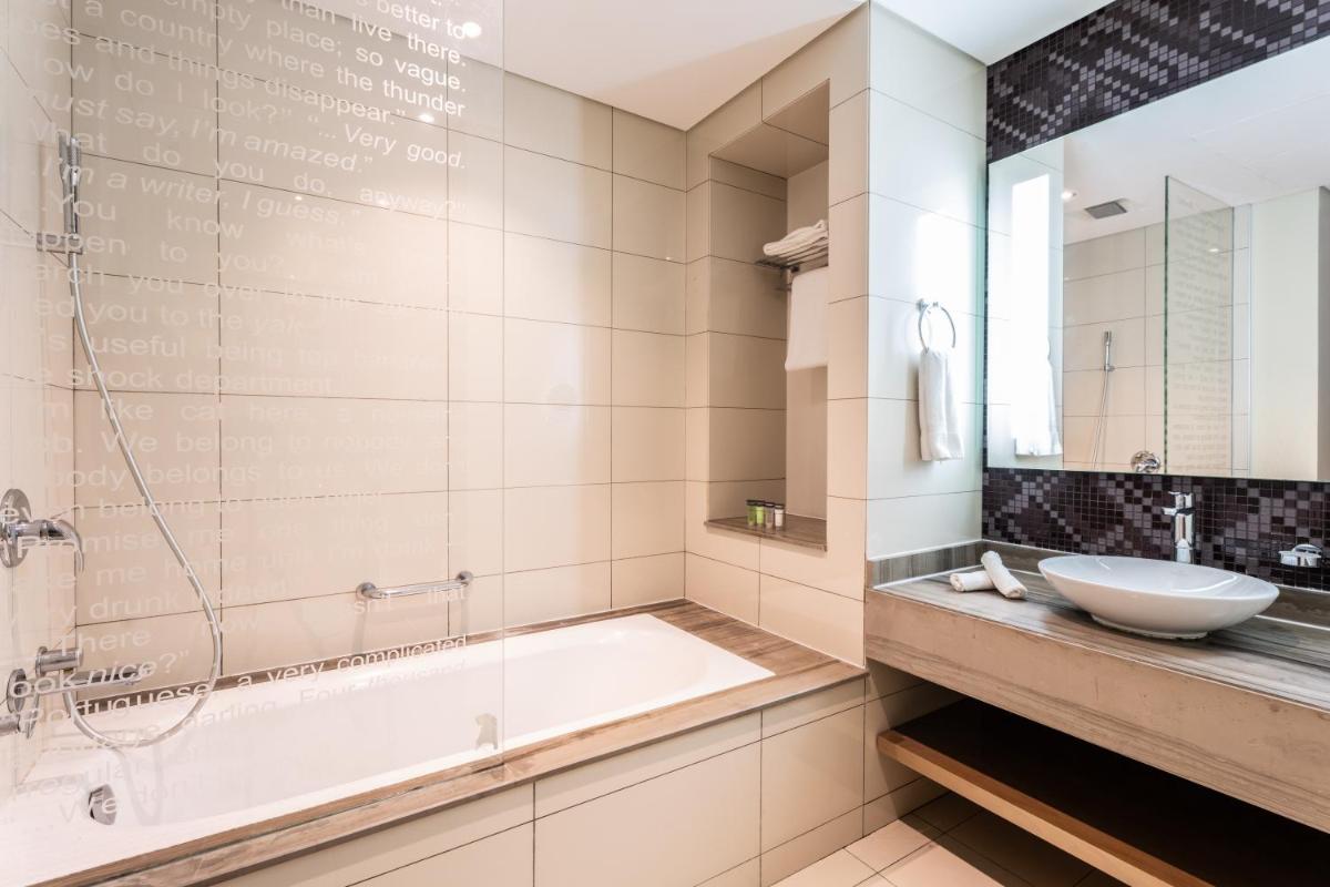 ALiving Supreme 2BR Paramount Towers Business Bay with Burj Khalifa view 6202