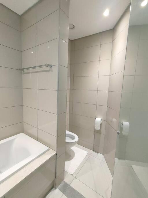 Spacious 2BR APT Near Sandton City -No Loadshedding
