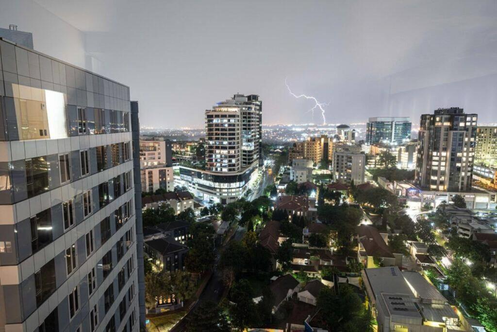 Spacious 2BR APT Near Sandton City -No Loadshedding
