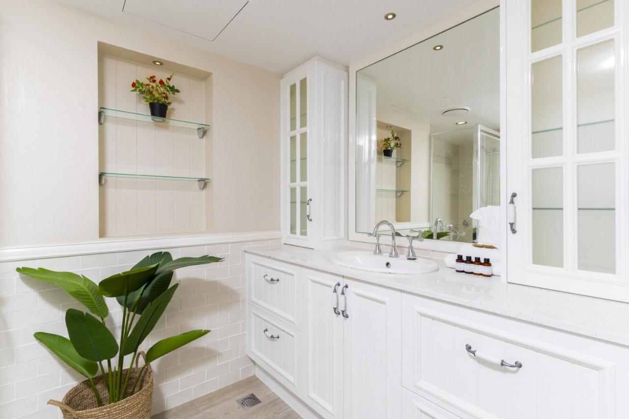 THE HAMPTONS - Ultimate Six Star Beachfront Experience with Parking & Pool