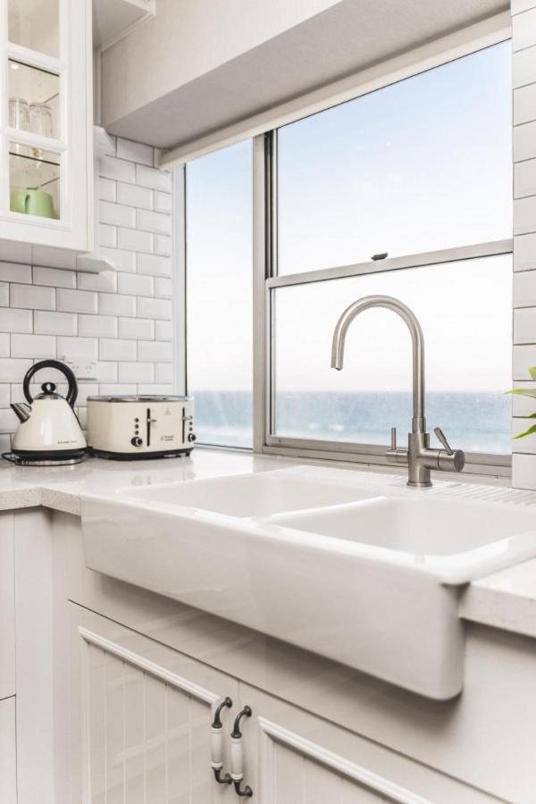 THE HAMPTONS - Ultimate Six Star Beachfront Experience with Parking & Pool