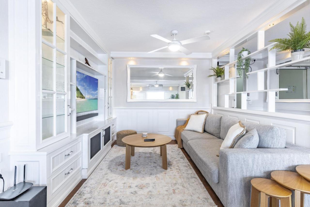 THE HAMPTONS - Ultimate Six Star Beachfront Experience with Parking & Pool