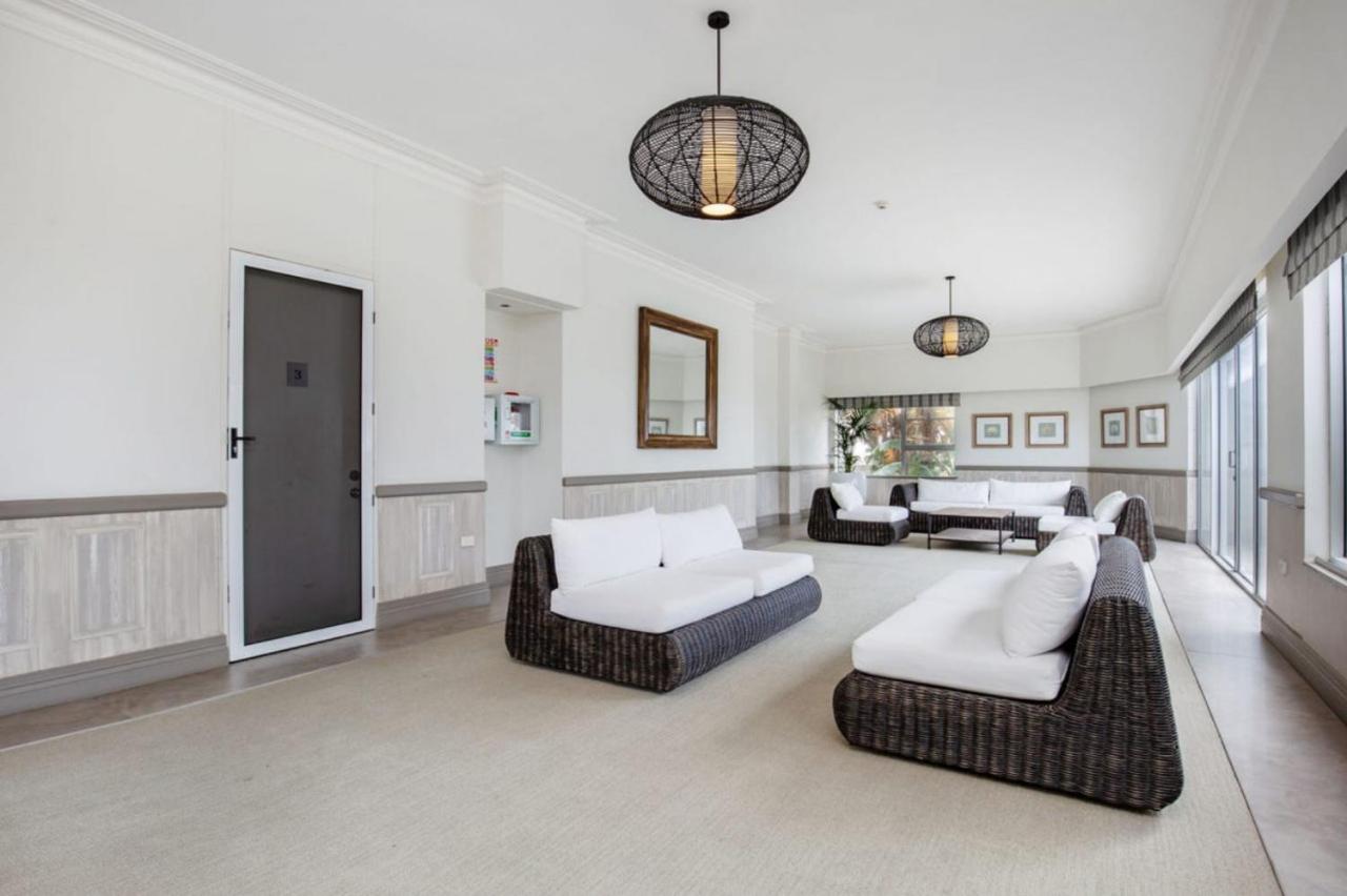 THE HAMPTONS - Ultimate Six Star Beachfront Experience with Parking & Pool
