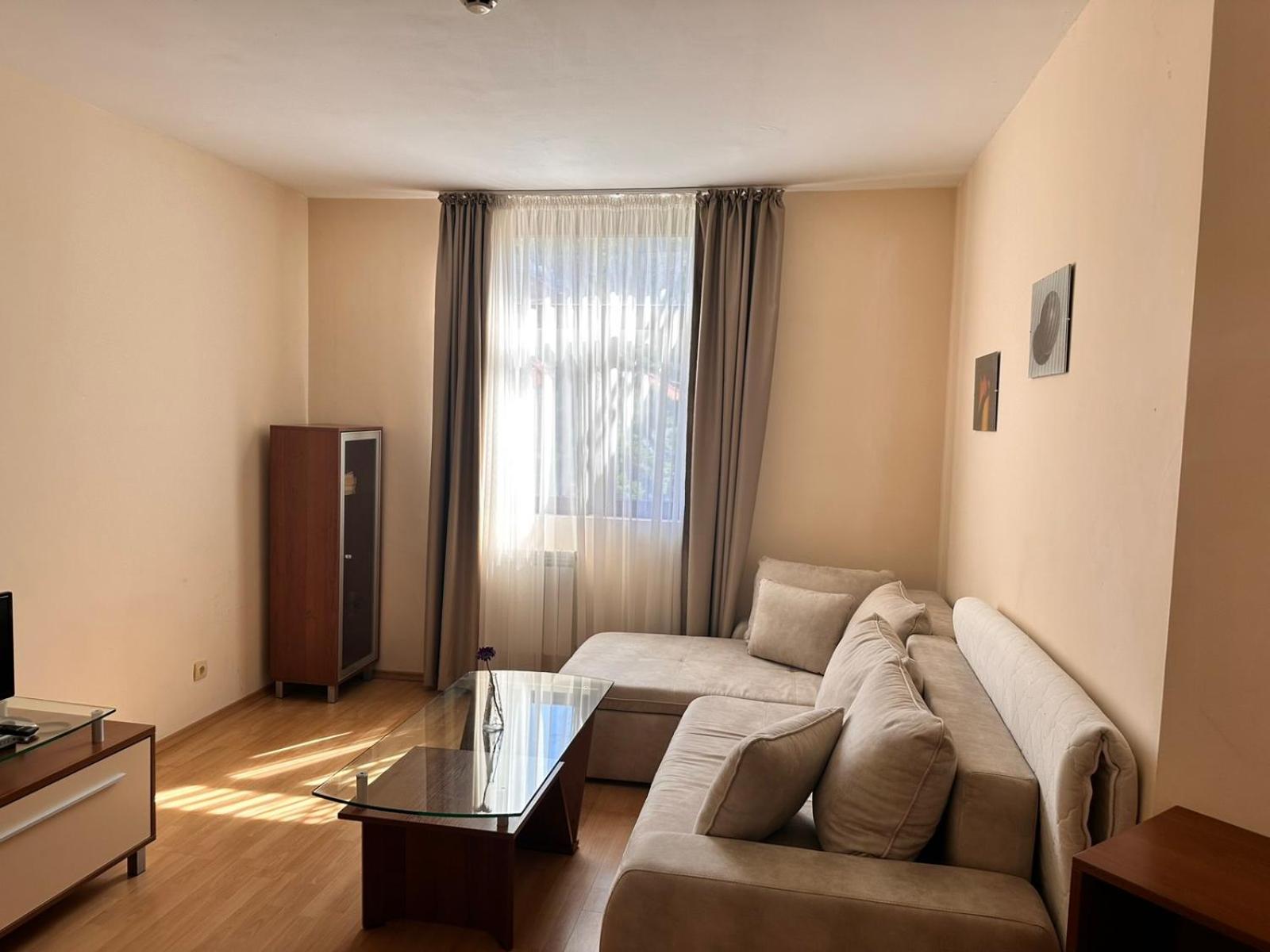 Spacious studio sleeps 4 in Flora main building 706A