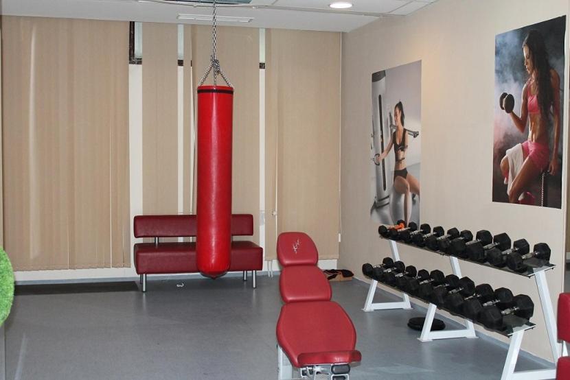 Spacious studio sleeps 4 in Flora main building 706A