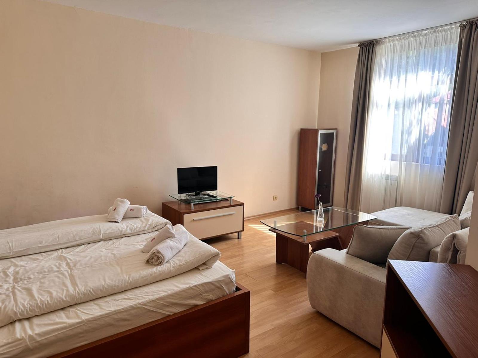 Spacious studio sleeps 4 in Flora main building 706A