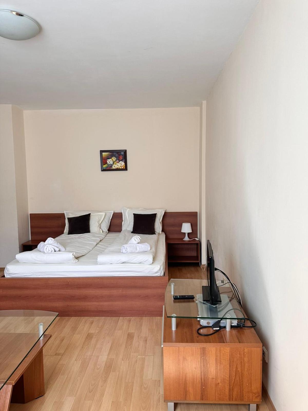 Spacious studio sleeps 4 in Flora main building 706A