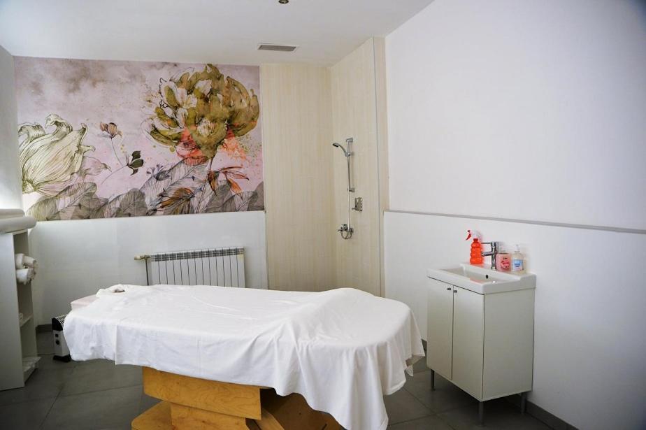 Spacious studio sleeps 4 in Flora main building 706A