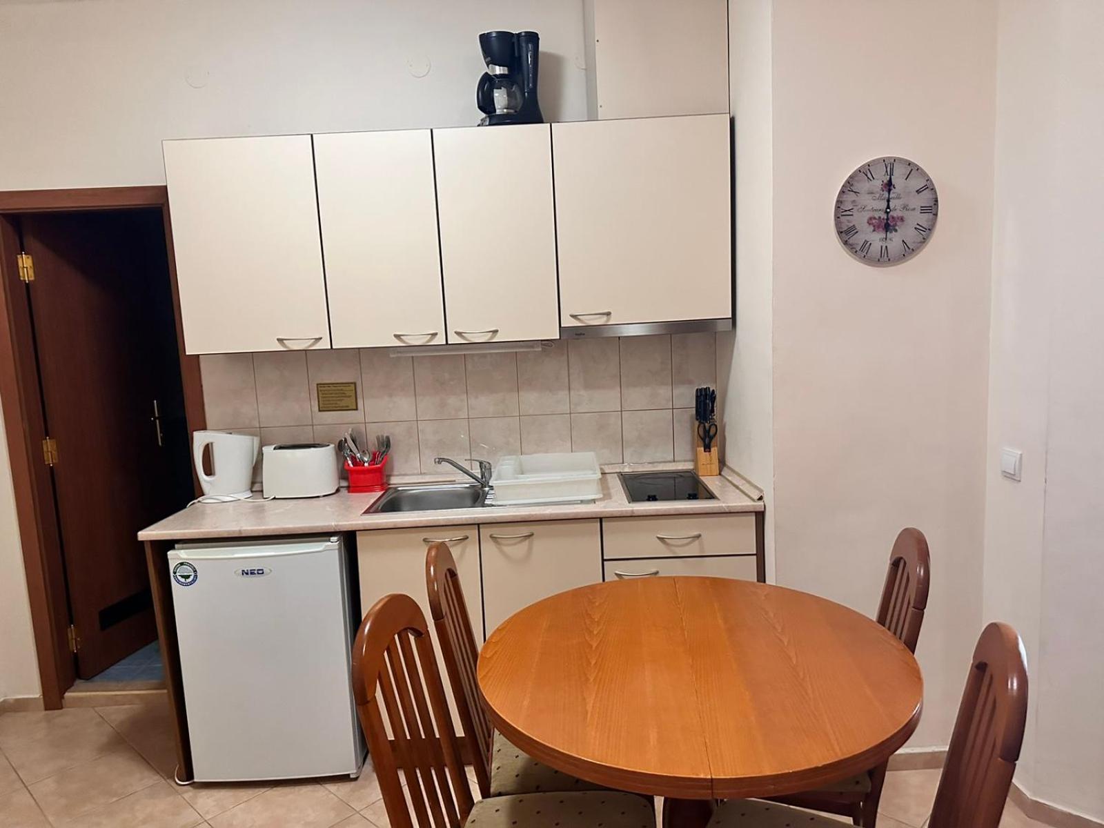 Spacious studio sleeps 4 in Flora main building 706A