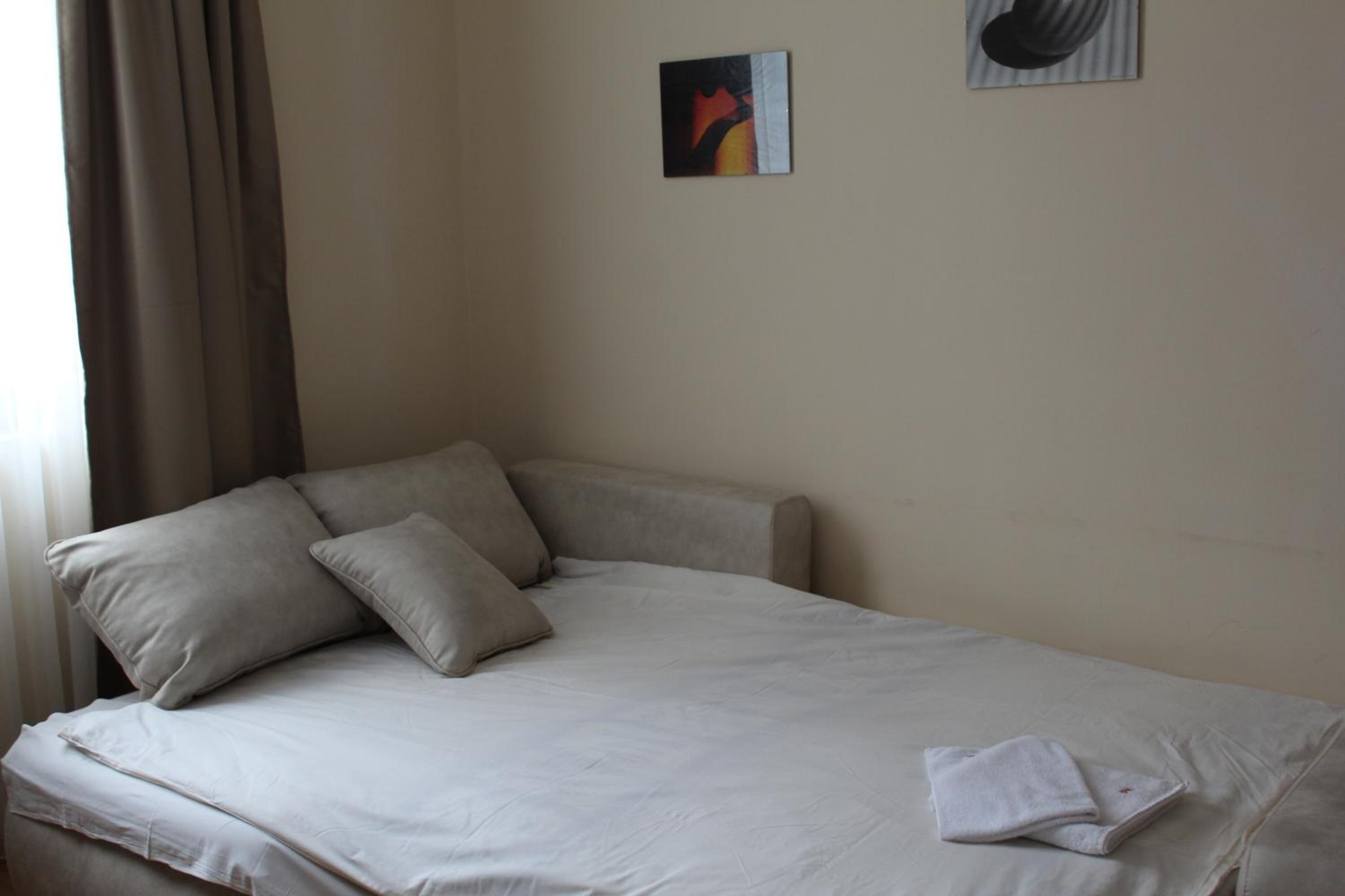 Spacious studio sleeps 4 in Flora main building 706A