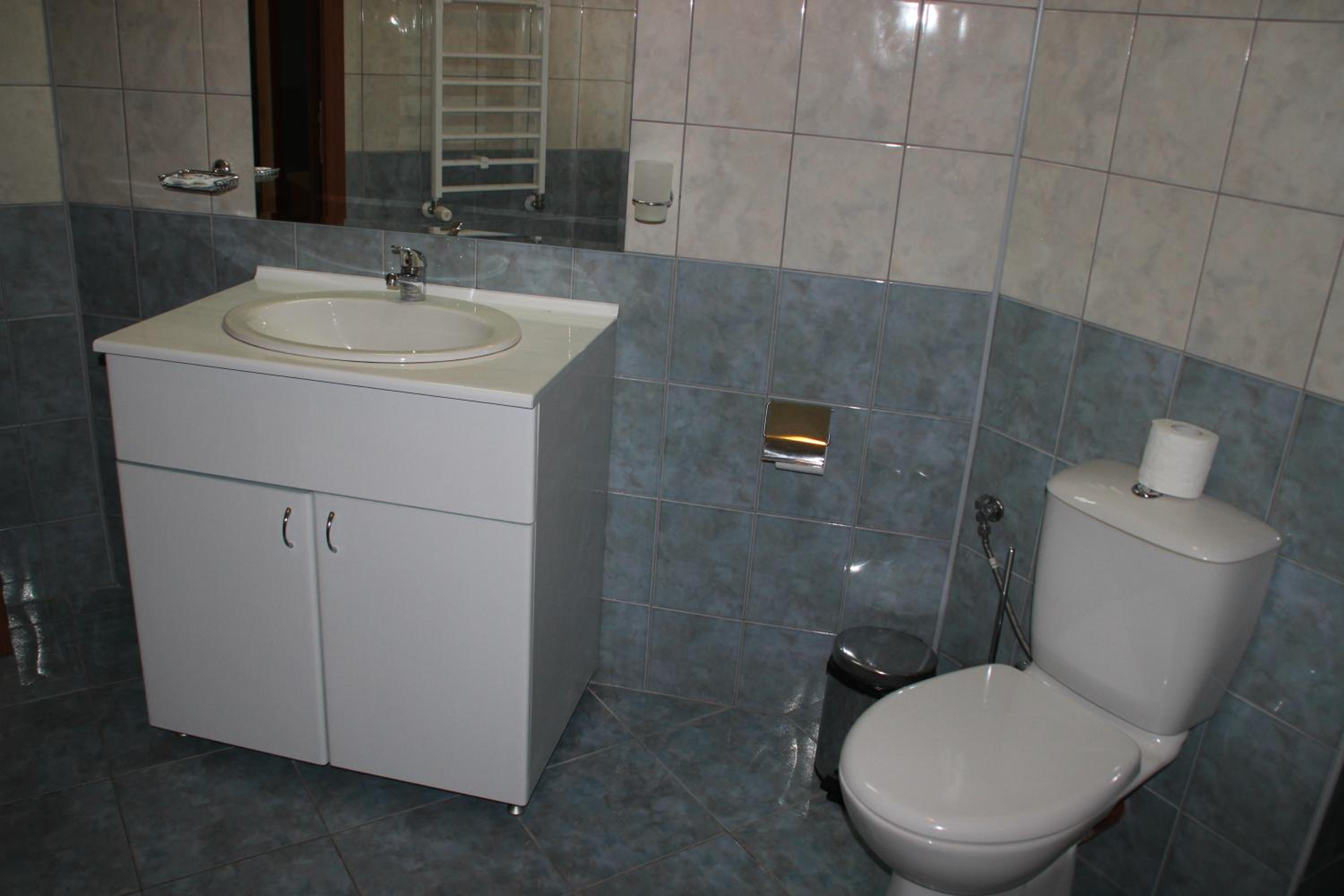 Spacious studio sleeps 4 in Flora main building 706A