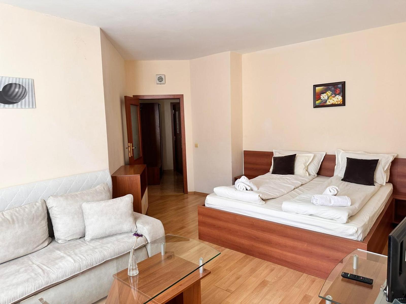 Spacious studio sleeps 4 in Flora main building 706A