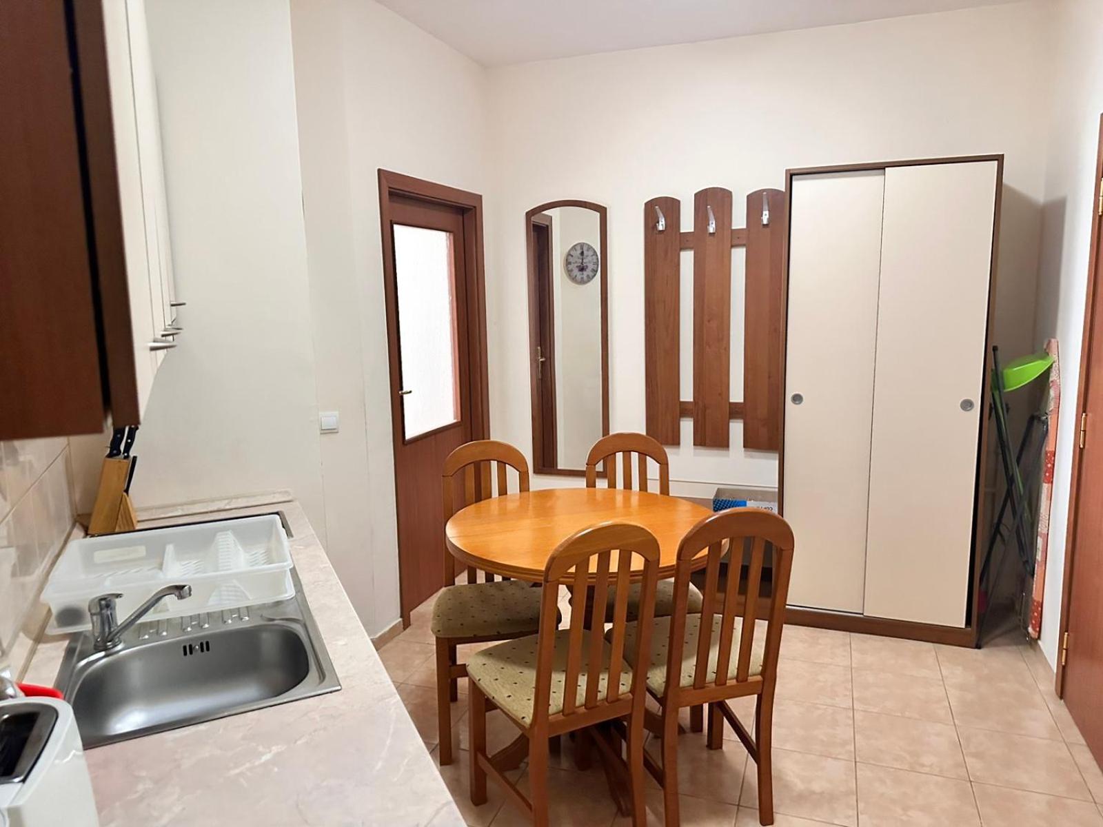 Spacious studio sleeps 4 in Flora main building 706A