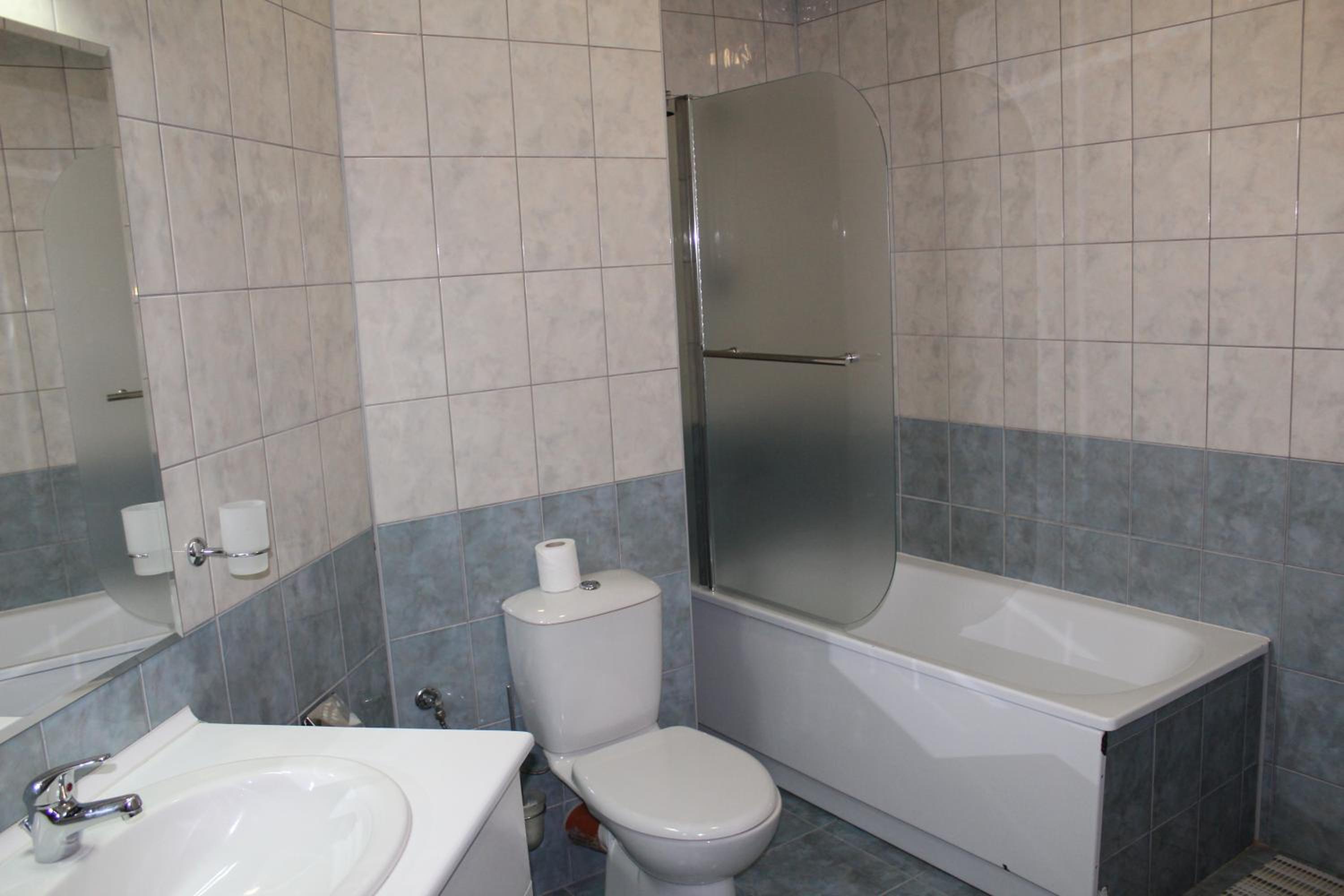 Spacious studio sleeps 4 in Flora main building 706A