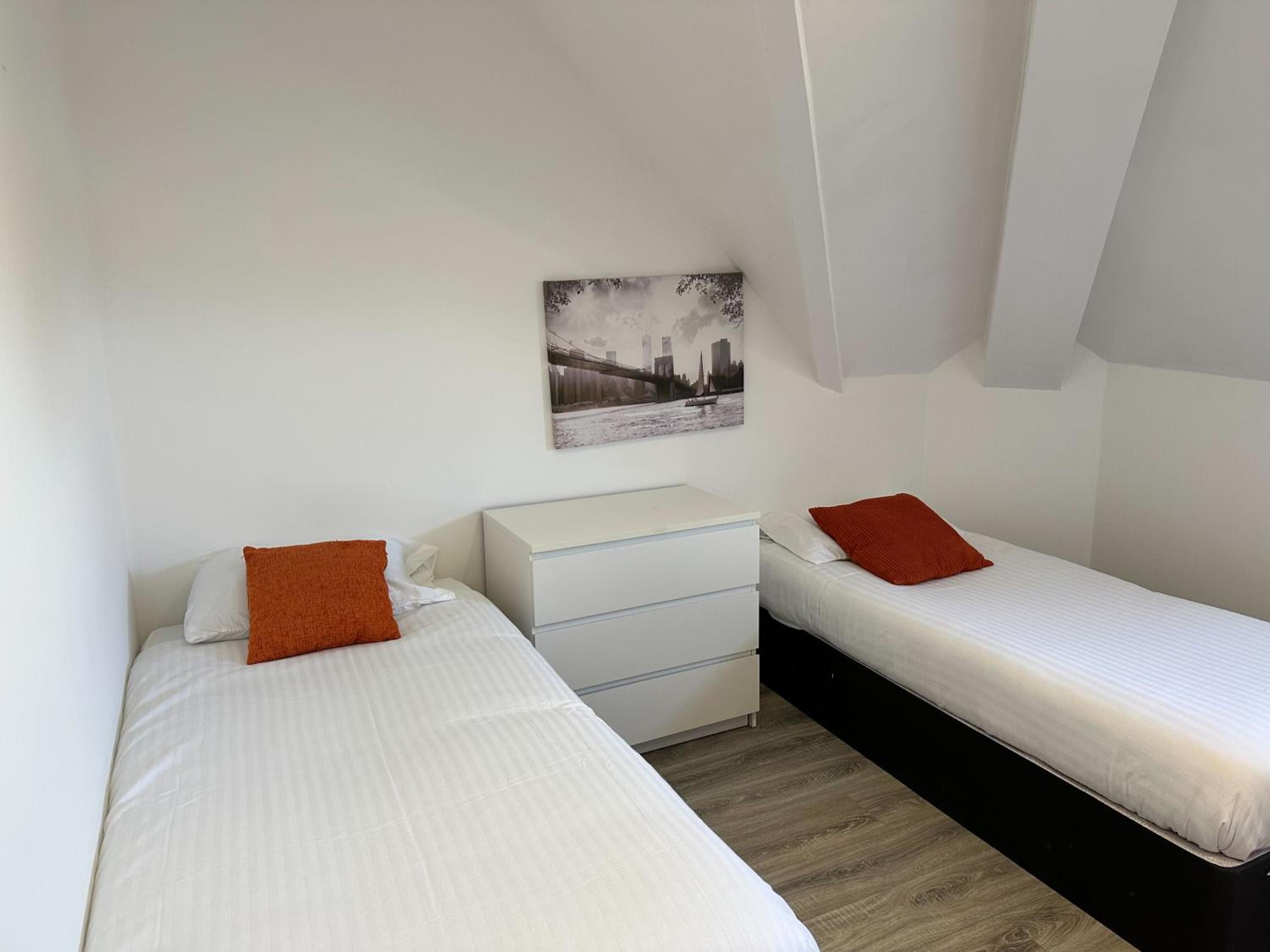 Lovely 2-bedroom apartment in the heart of chelmsford view 3