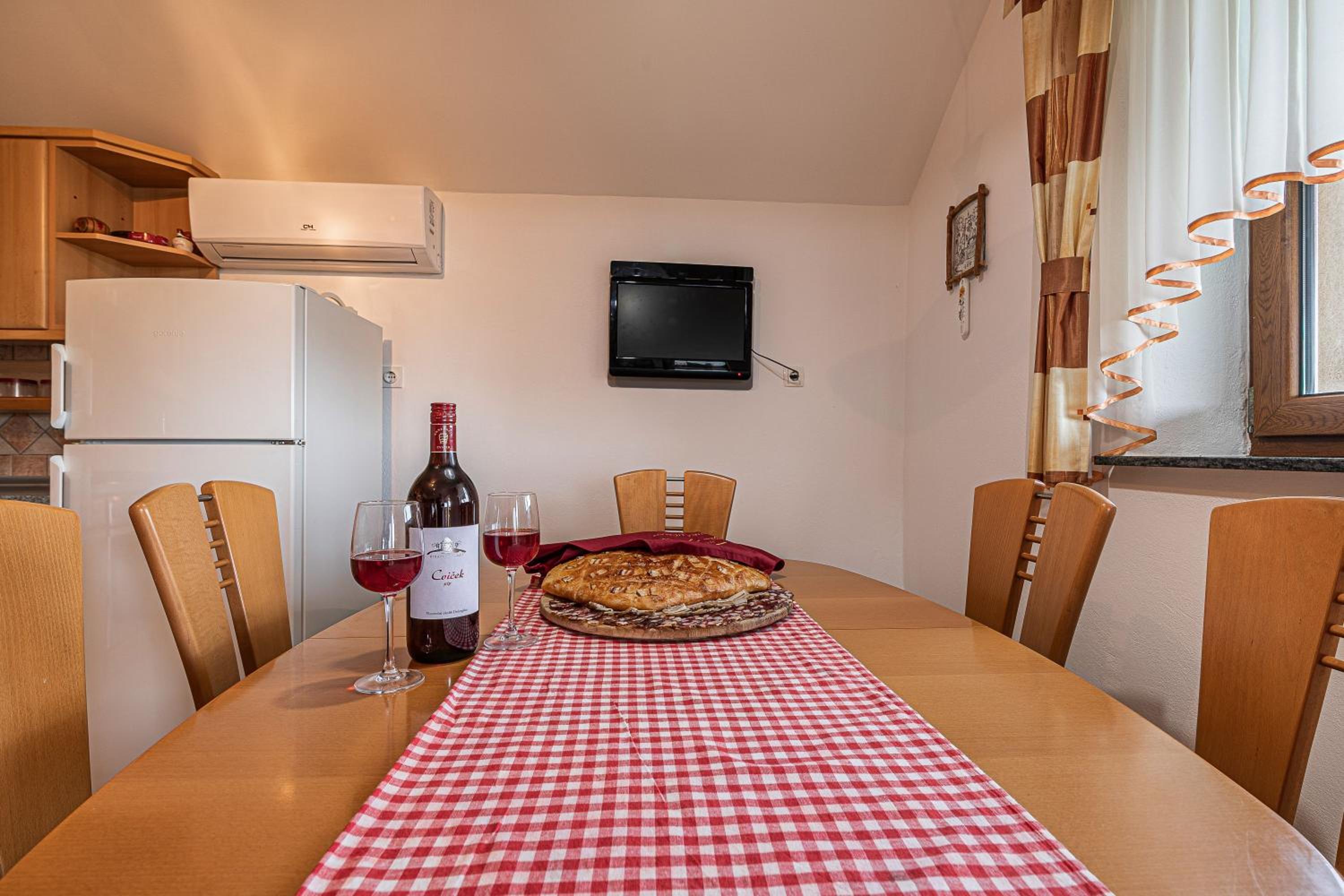 Vineyard Cottage Ucman - Happy Rentals
