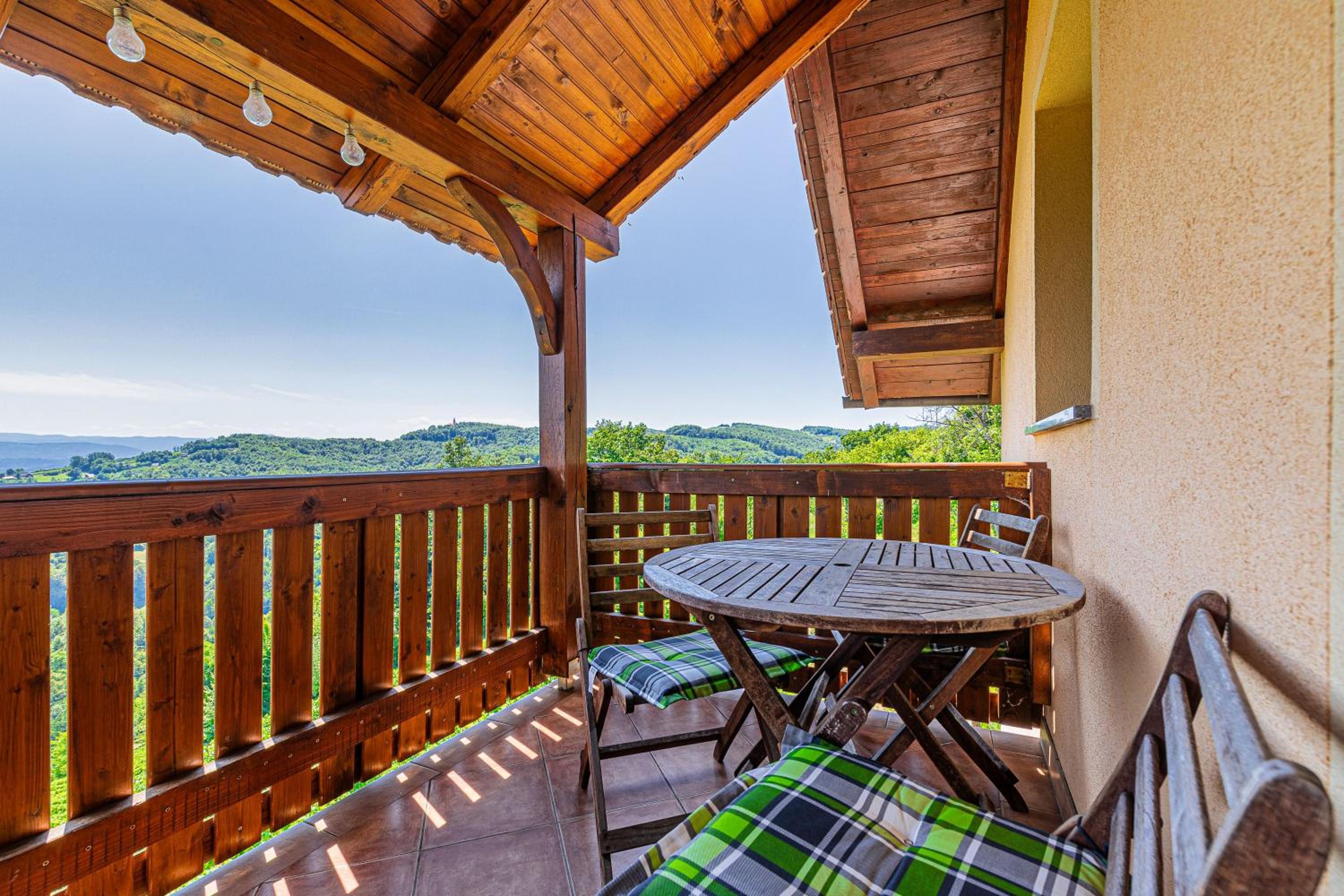 Vineyard Cottage Ucman - Happy Rentals