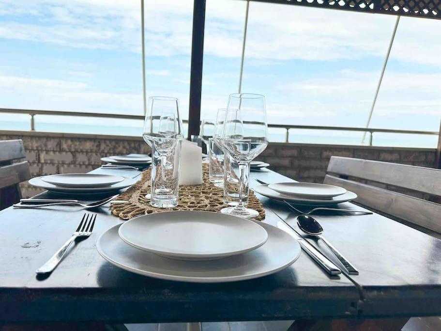 Large Renovated Beachside Apt, w/ wi-fi & Netflix