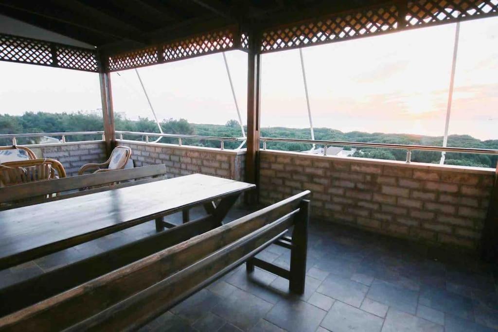 Large Renovated Beachside Apt, w/ wi-fi & Netflix