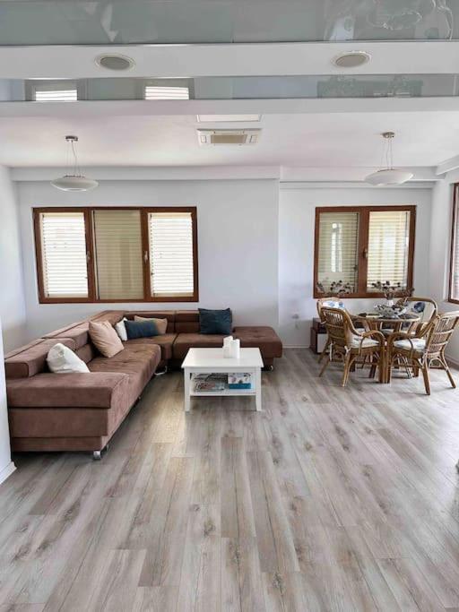 Large Renovated Beachside Apt, w/ wi-fi & Netflix