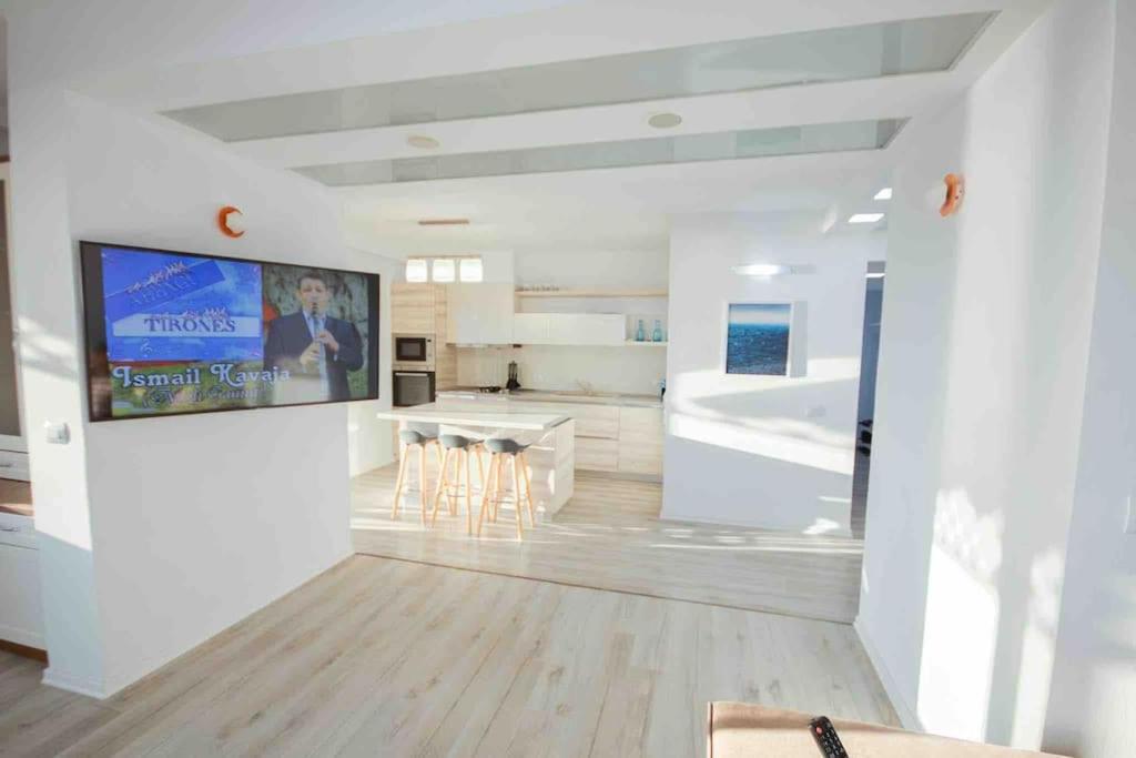 Large Renovated Beachside Apt, w/ wi-fi & Netflix