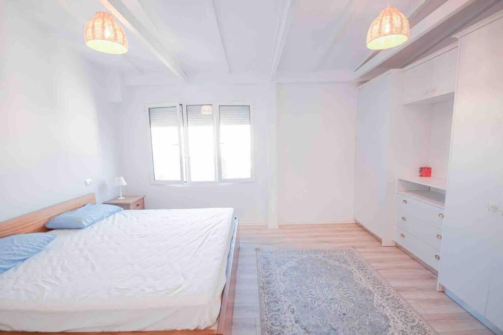 Large Renovated Beachside Apt, w/ wi-fi & Netflix