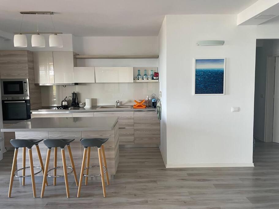 Large Renovated Beachside Apt, w/ wi-fi & Netflix