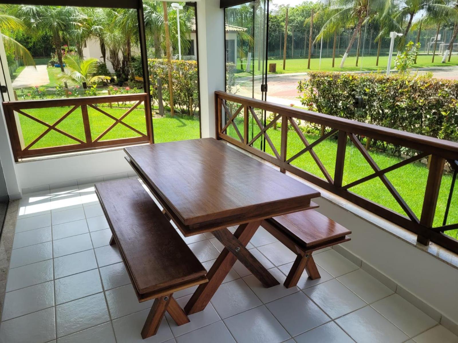 Cond Genipabu Club House a 900mts Praia Guarajuba com Jardim, 3 Quartos, Vagas de Garagem e Cozinha totalmente Equipada