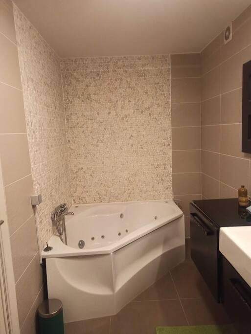 Lux & Cozy Apt + Garden +Jaccuzi