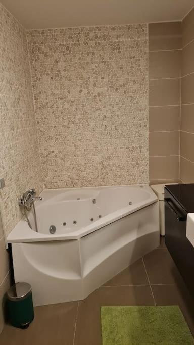Lux & Cozy Apt + Garden +Jaccuzi