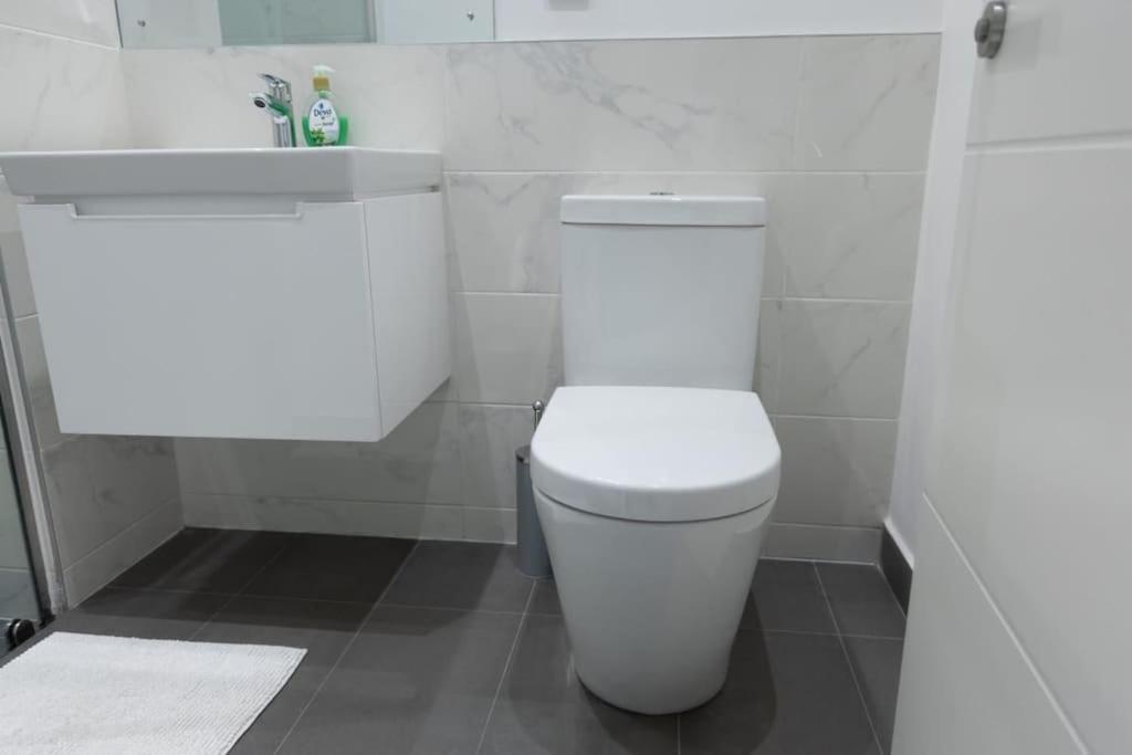 Modern Studio Apartment @Lennox view 5