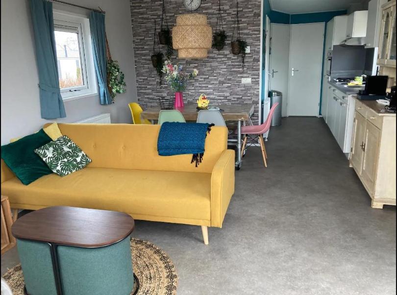 Chalet 561 op Recreatiepark De Wielen view 5