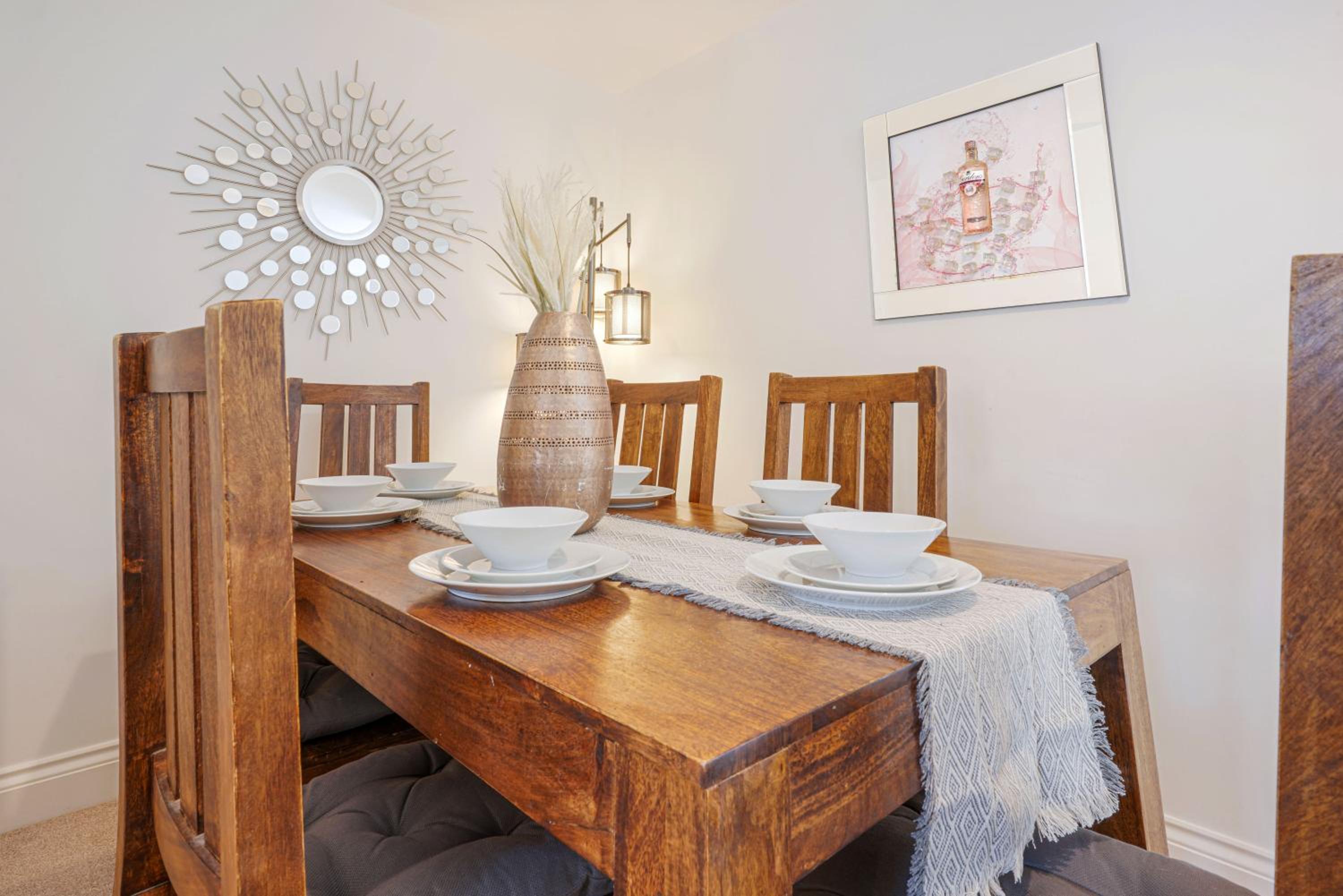 Loughton House • Prime Location • Driveway Parking • Smart TVs • Super-Fast WiFi • Yoko Property