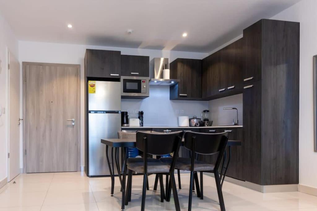 Plush 1 Bedroom/Guest Washroom @The Lennox Airport view 3