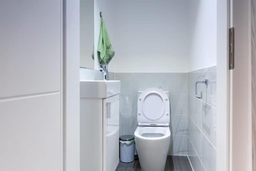 Plush 1 Bedroom/Guest Washroom @The Lennox Airport view 5