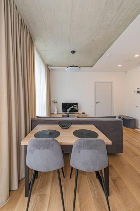 Comfortable 1 BD Old Town Apartment by Hostlovers view 4