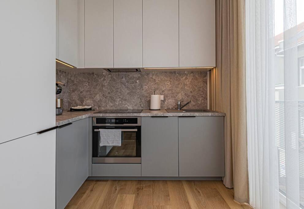 Comfortable 1 BD Old Town Apartment by Hostlovers view 5