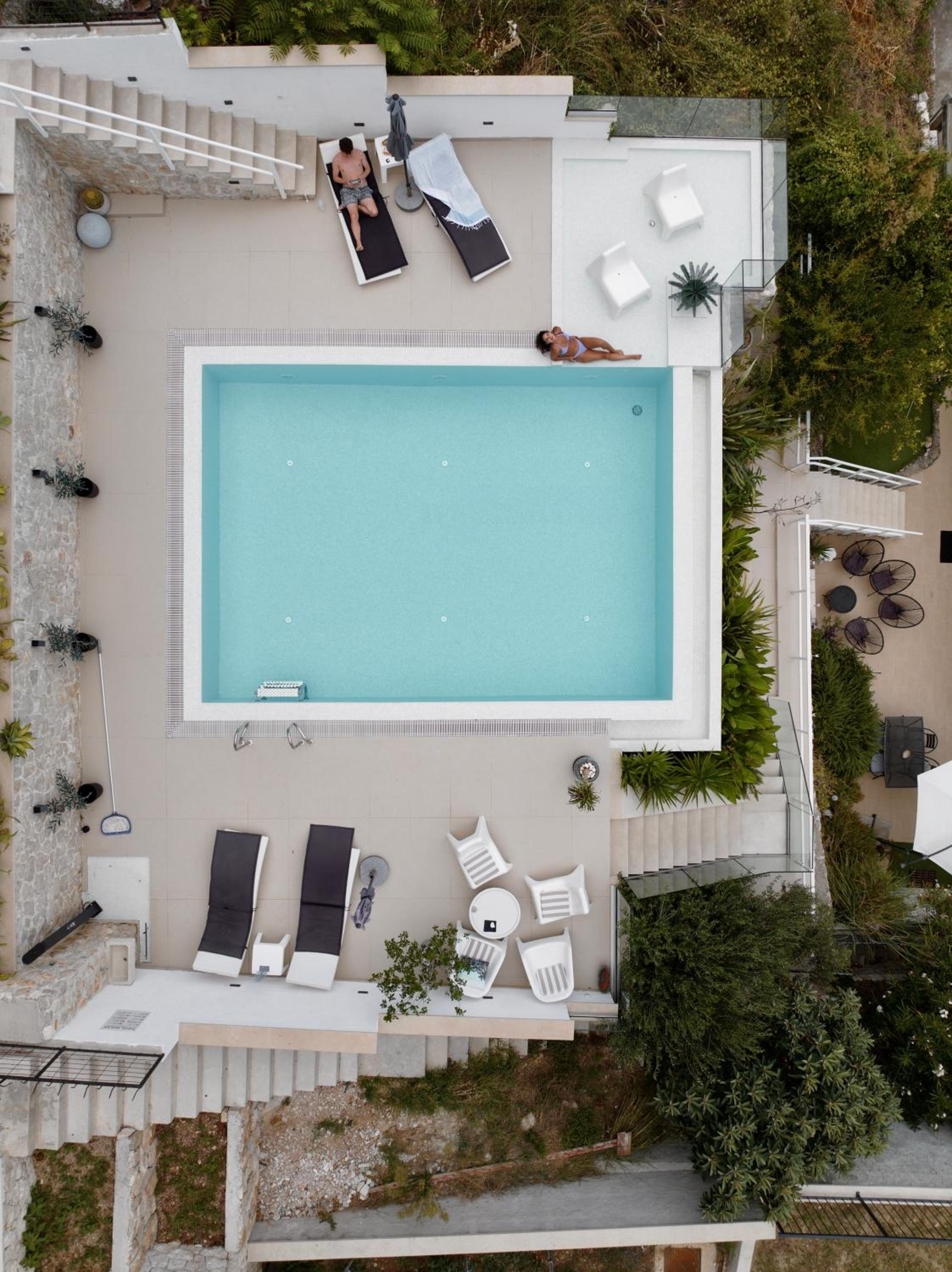 Cosy Loft w Private Pool & Patio