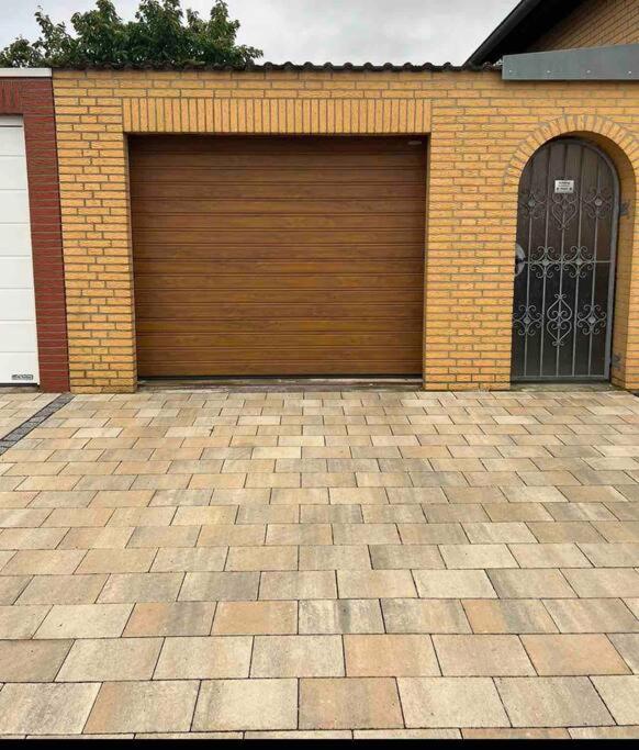 Großes Einfamilienhaus + Garten