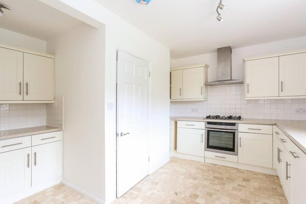 Surrey - Private House with Garden & Parking 12 view 5
