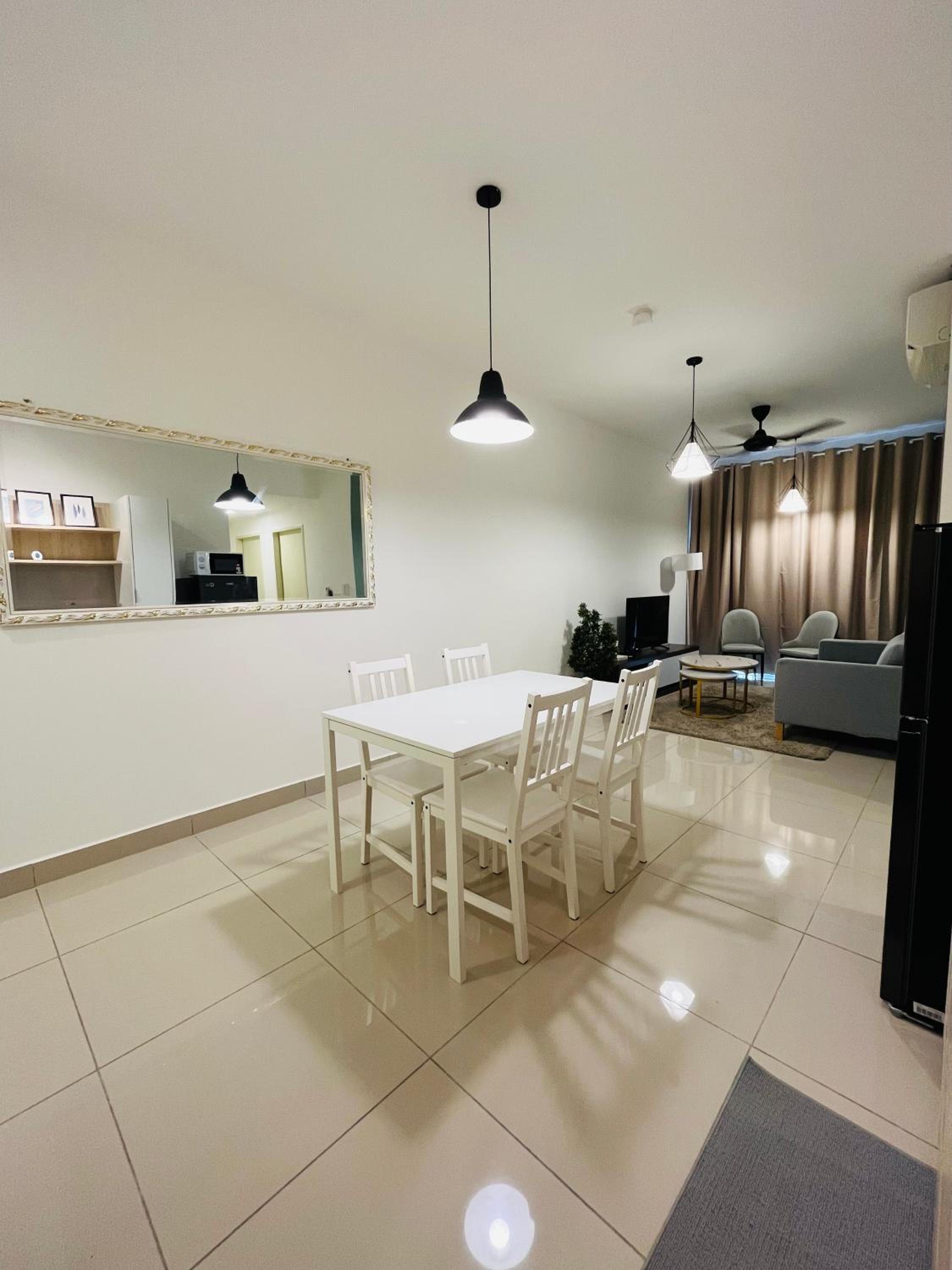 COMFY SKY SUITE Free Wifi & Netflix photo 6