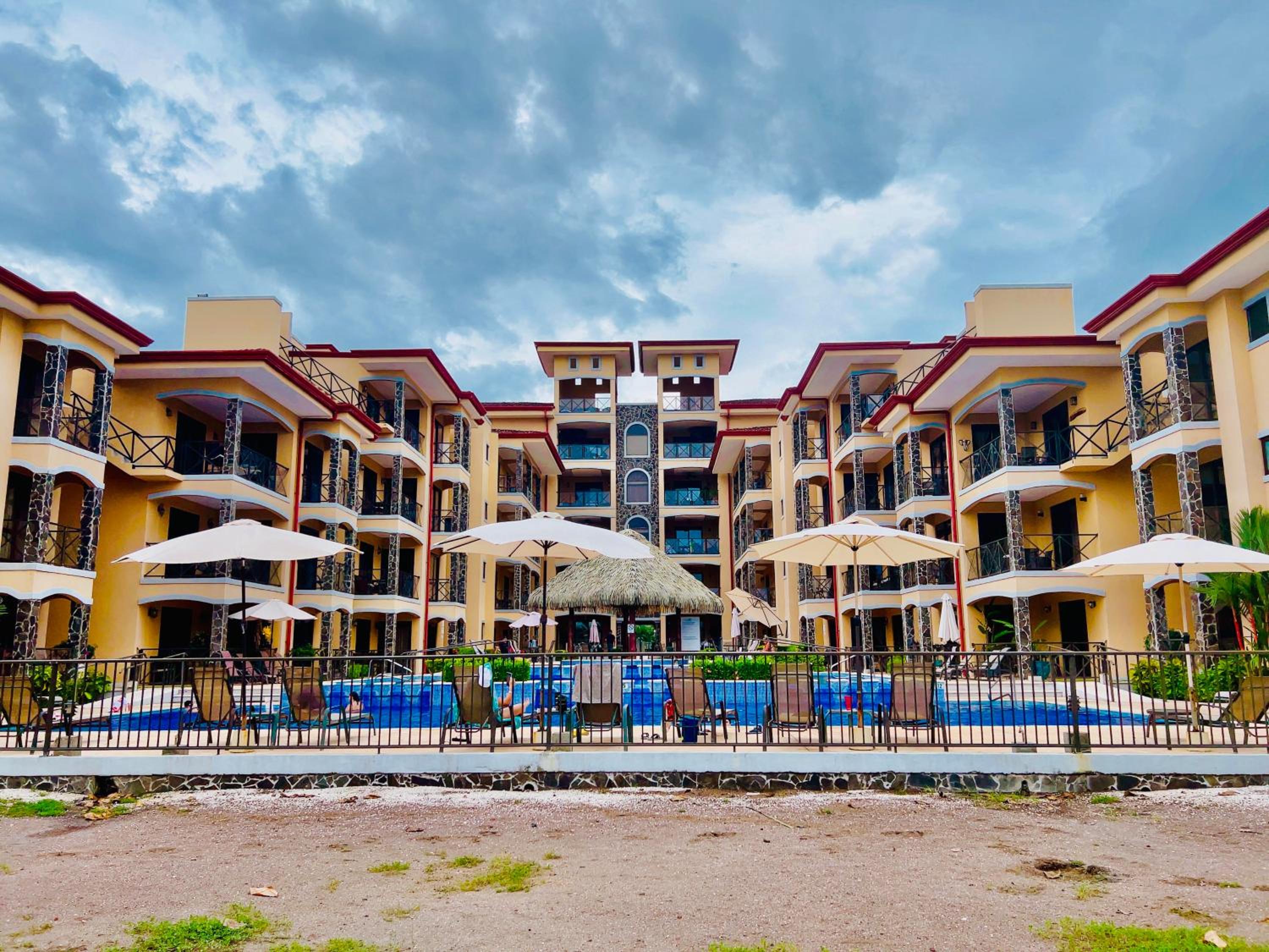 Apartamento de Lujo en Playa Jacó, Frente al Mar, Wifi, AC, Parqueo Privado y Piscinas
