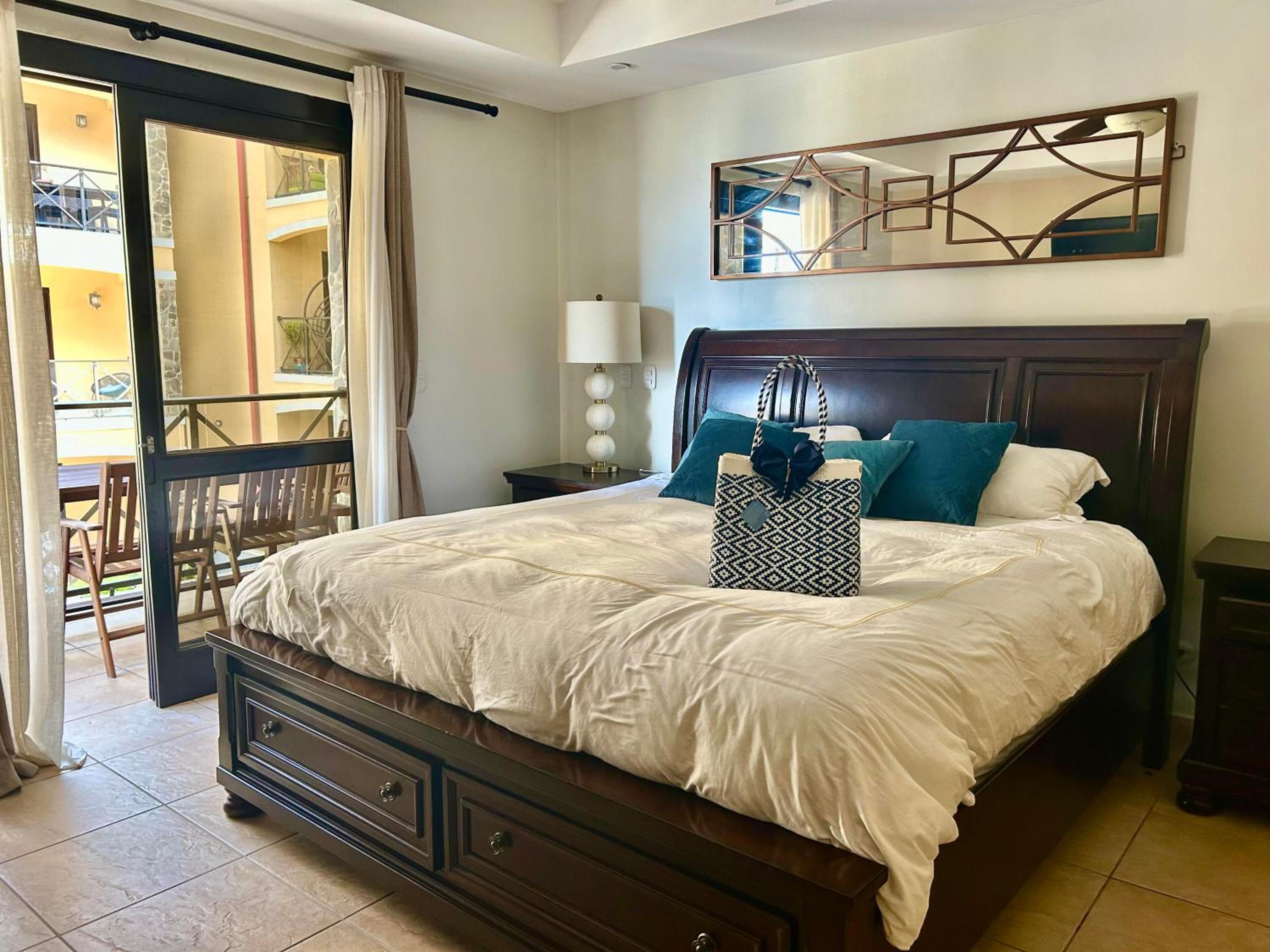 Apartamento de Lujo en Playa Jacó, Frente al Mar, Wifi, AC, Parqueo Privado y Piscinas