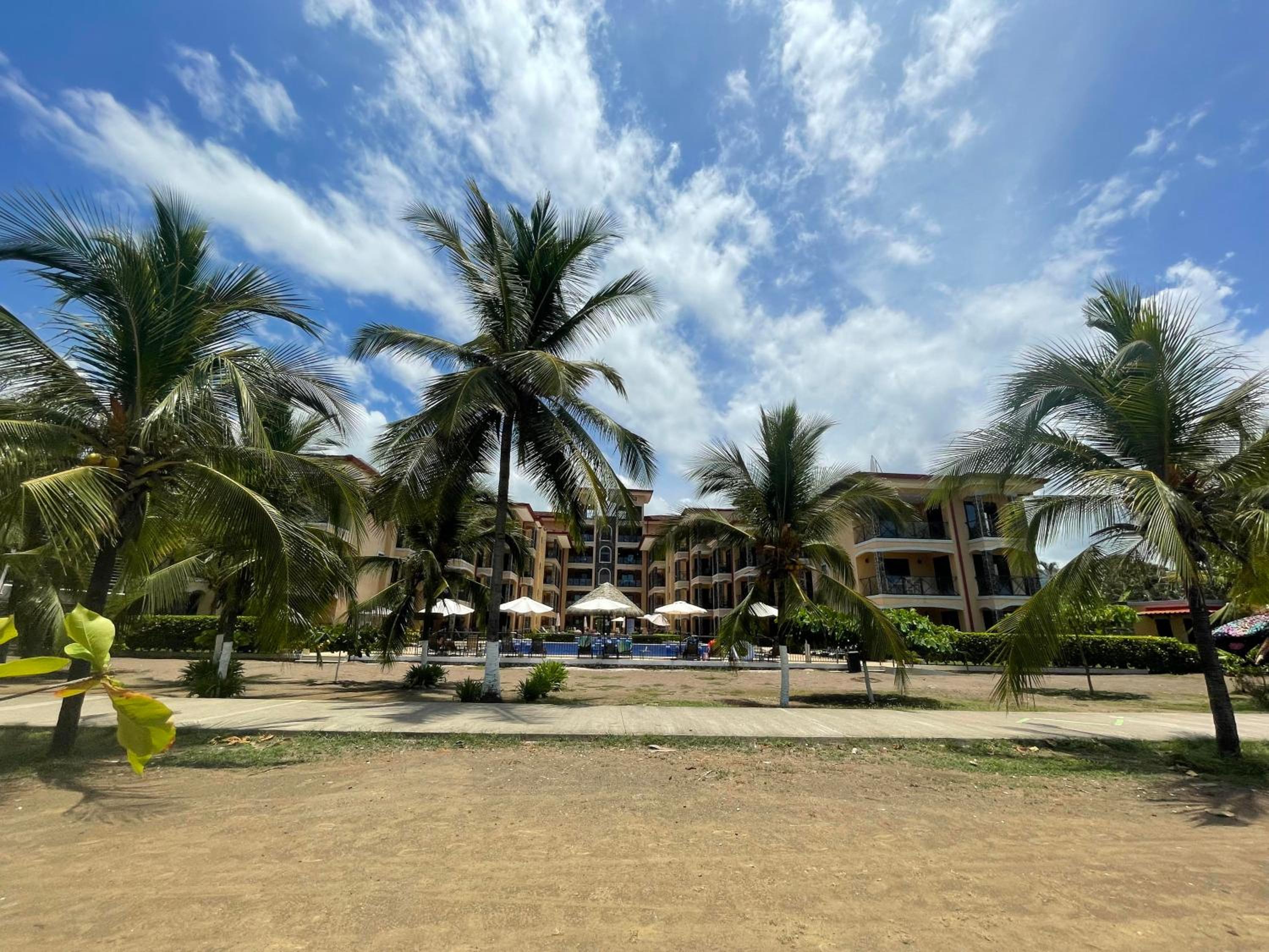 Apartamento de Lujo en Playa Jacó, Frente al Mar, Wifi, AC, Parqueo Privado y Piscinas